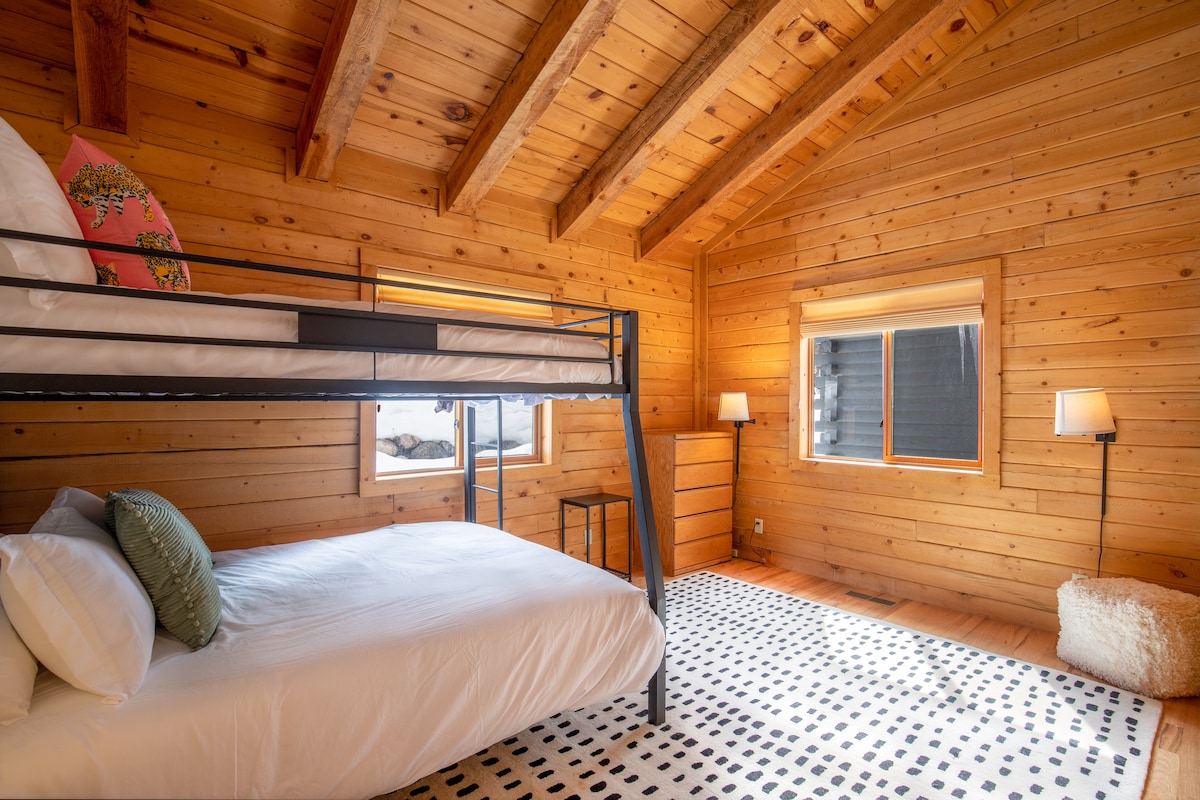 Full-over-queen bunk room with modern black frame at Wildcat Cabin