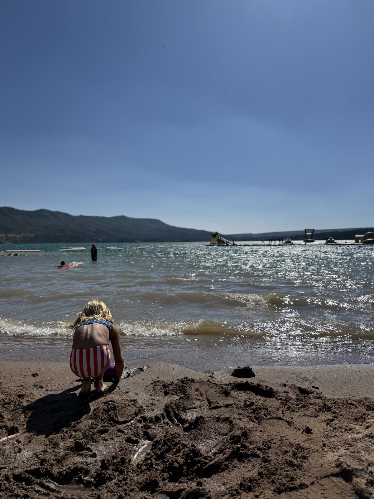Lake Nighthorse beach with mountains behind